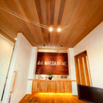 酸化鉄仕上げを施したアガチス無垢羽目板の玄関施工例