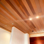 酸化鉄仕上げアガチス無垢羽目板を採用したモデルハウス天井