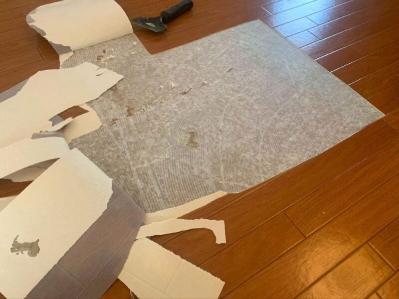 クッションフロアを剥がしている様子。下地が見えている床。