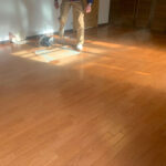 床下の状態を確認するため切り込みを入れた様子。