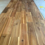 アカシア無垢フローリングを並べた施工途中の床面。