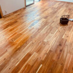 塗装が進み全体に艶が出てきたアカシア無垢フローリング。