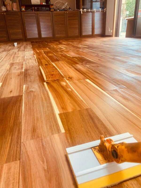 コテバケを使ってリボス アルドボスを塗布している様子。