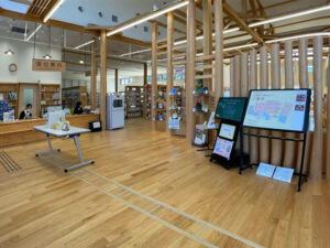 受付スペースと案内板が置かれた空間のシイ無垢フローリング