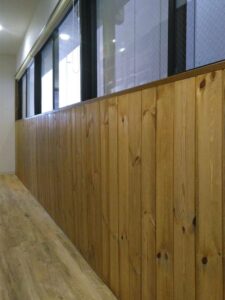 神戸市オフィスの廊下に施工されたノルディックパイン無垢羽目板（ヴィンテージブラウンオイル仕上げ）