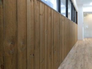 自然塗料仕上げで落ち着いた風合いを持つノルディックパイン無垢羽目板の廊下施工