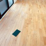 研磨によって白木に戻された無垢フローリング