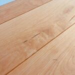 部分的に黒ずみが残ったフローリング