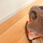 電動サンダーで黒ずみを削っている様子