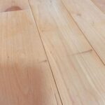 部分的な黒ずみが残る床材