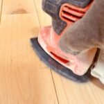 電動サンダーで補修中の床面