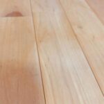 補修後の明るい木肌