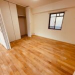 塗布後の床に自然な光沢が現れた様子