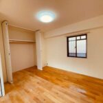 塗装が完了に近づいた状態のフローリング