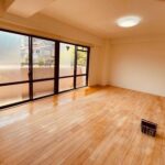 塗布の途中で色の差が見える床面