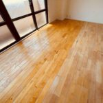 塗装が進み落ち着いた色味になった床材