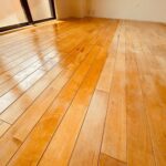 塗装で木目が際立ってきた床面