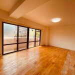 塗装途中で艶が出始めたフローリング