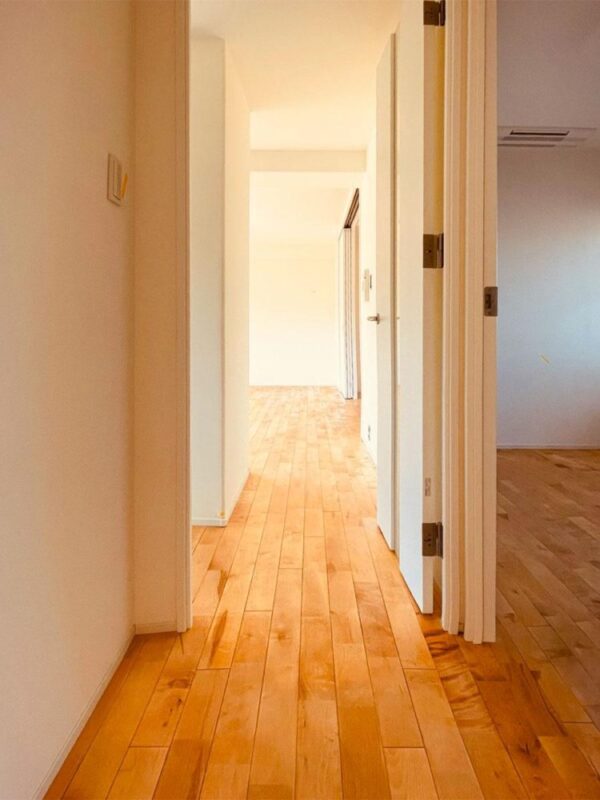 完成後の明るい廊下とフローリング全景