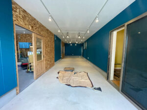 改装前のコンクリート床のDIYショップ店舗内装