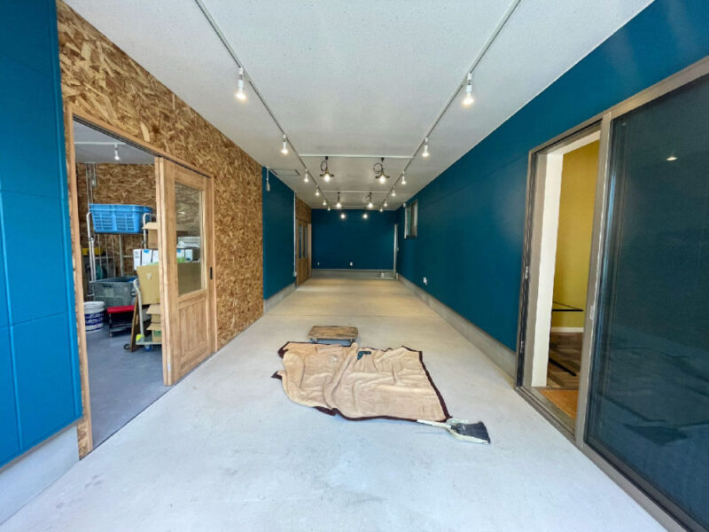 改装前のコンクリート床のDIYショップ店舗内装