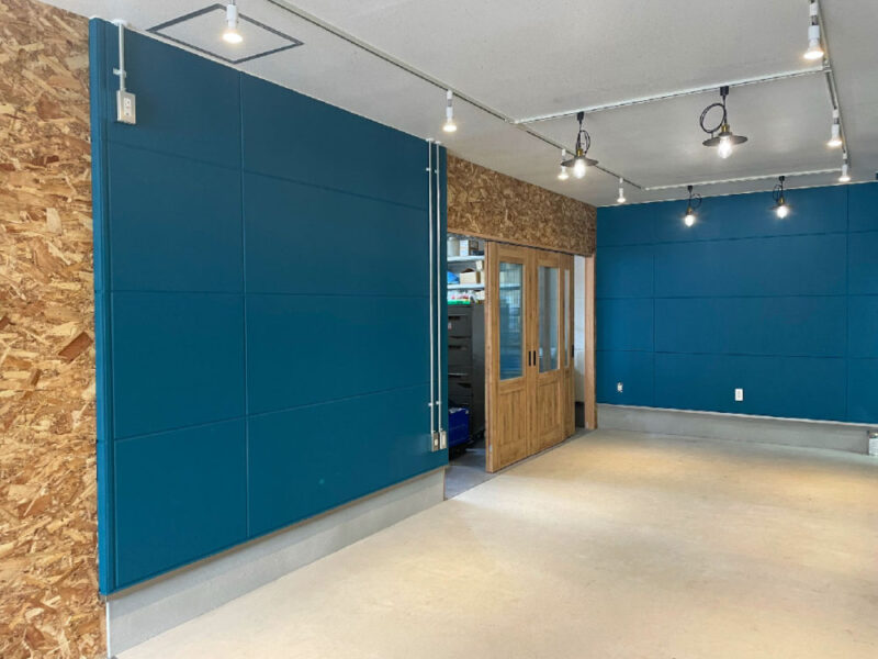 コンクリート床とブルーの壁面が印象的なDIYショップ内装