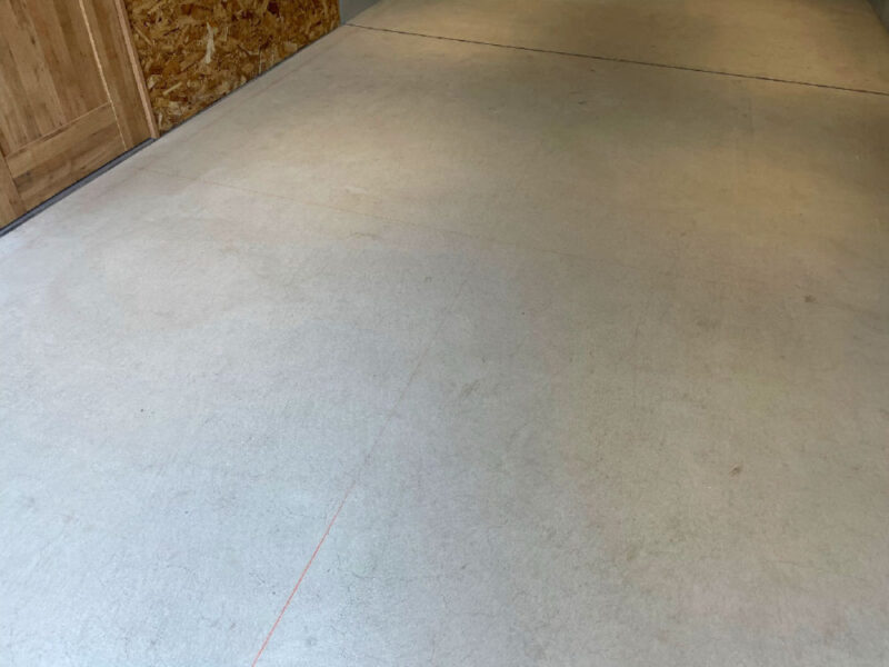 無垢フローリング直貼り前のコンクリートスラブ