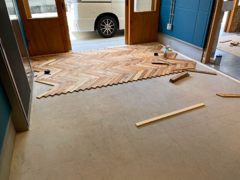 コンクリート床にアカシア無垢フローリングをヘリンボーン貼りで施工開始