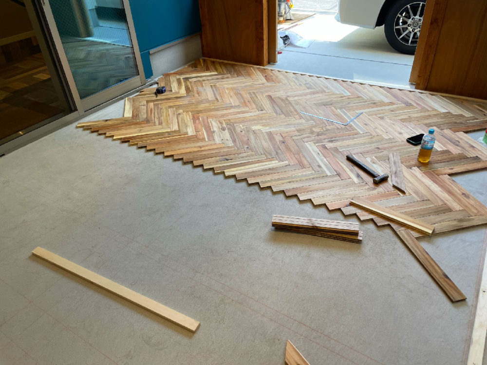 アカシア無垢フローリングを直貼りでヘリンボーン施工する様子