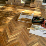 アカシアヘリンボーン無垢フローリング施工中の床と工具