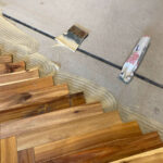 フローリングと接着剤を塗布した床面