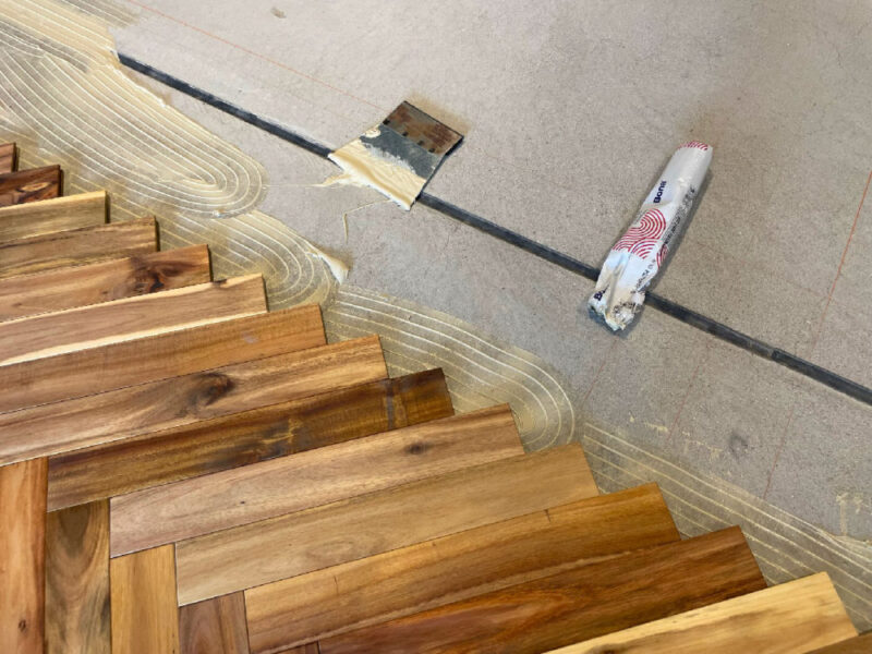 フローリングと接着剤を塗布した床面