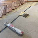 施工途中のフローリングと接着剤