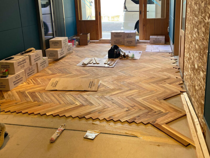 店舗入り口付近に広がるアカシア無垢フローリング