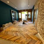 奥まで伸びる施工中のアカシア無垢フローリング