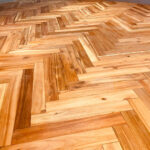 アカシア無垢フローリングの美しいヘリンボーン模様