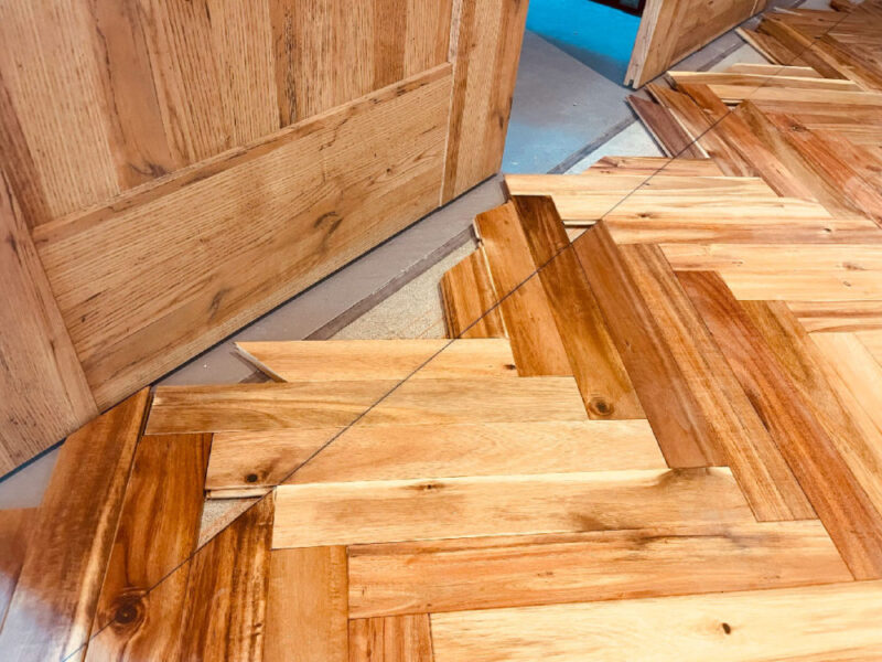 扉付近のアカシア無垢フローリングの端部納まり