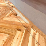 壁際のアカシア無垢フローリングの端部ディテール