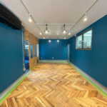 ヘリンボーンフローリングが敷き詰められたDIYショップの全景