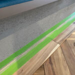 完成に近づいたアカシアヘリンボーン無垢フローリングの店舗内