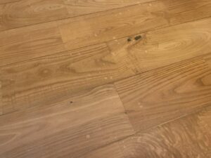 水染みが点在するチェスナット（栗）ユニ無垢フローリングの施工前の状態