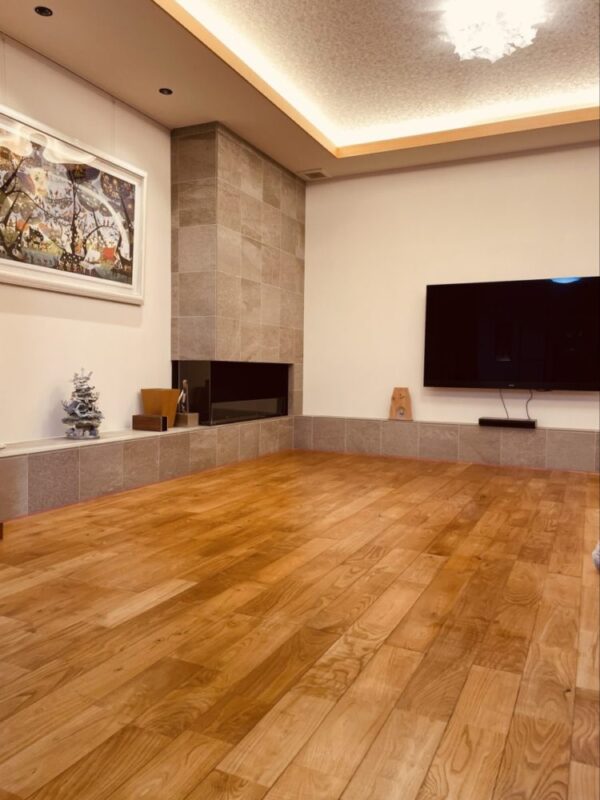 補修と水性ウレタン塗装が完了し、美しく仕上がったチェスナット無垢フローリングのリビング