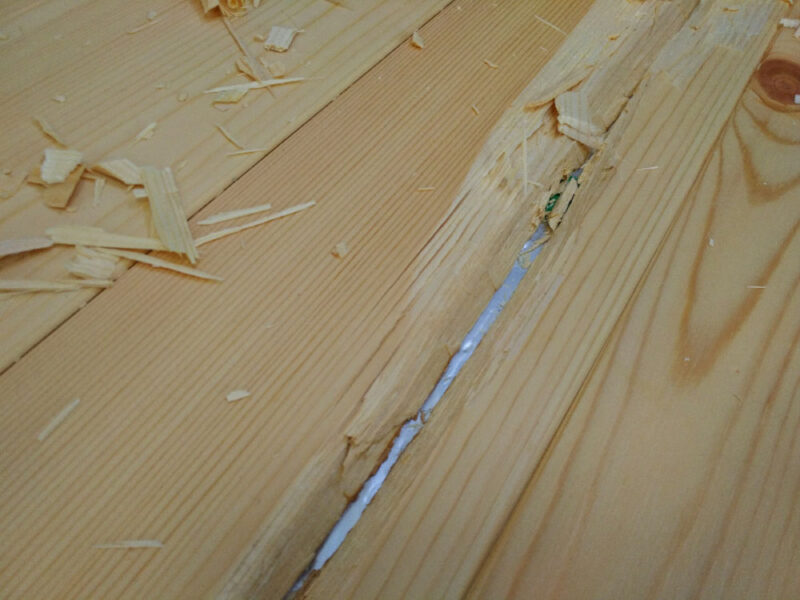 床暖房の配管上に施工された無垢フローリング撤去中の様子