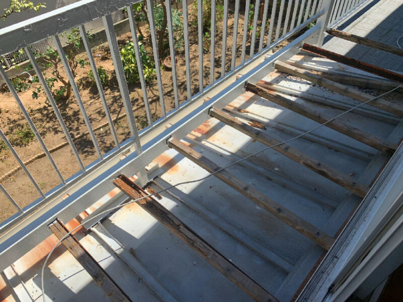 既存デッキ材を撤去した芦屋市の賃貸一戸建てバルコニー下地の様子