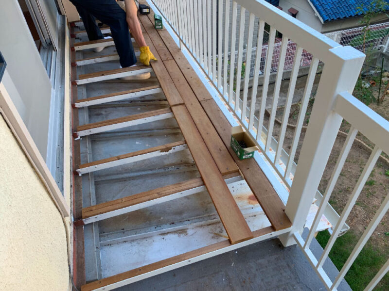 セランガンバツ材を一枚ずつ張り進めている途中経過