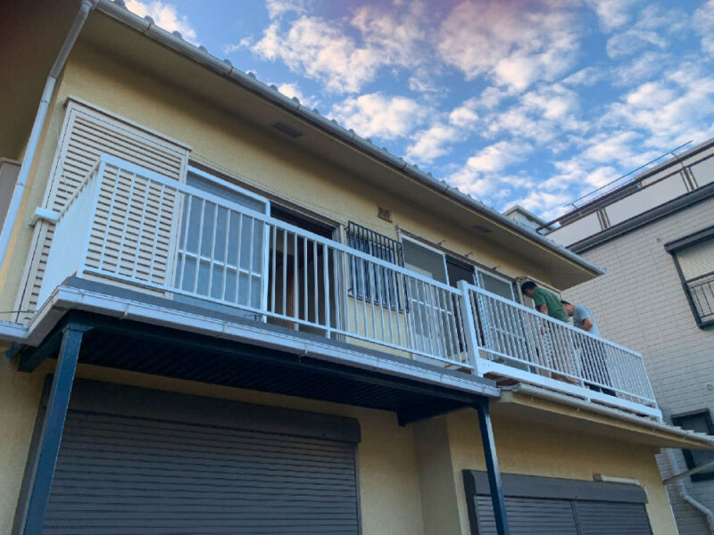 芦屋市の賃貸一戸建て外観とバルコニー全景