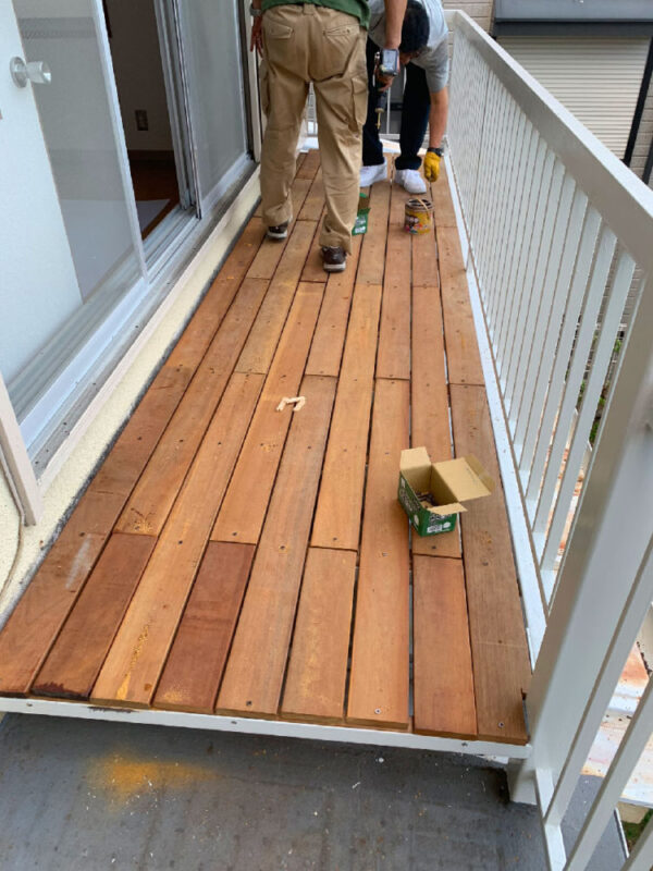 バルコニー全体にセランガンバツ材を張り終えた状態