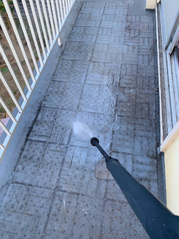 高圧洗浄機で防水面を洗浄している様子