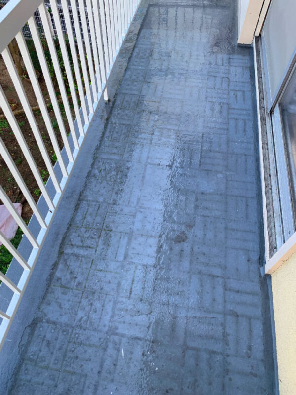 洗浄後のバルコニー防水面がきれいになった状態