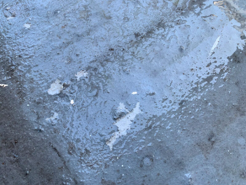 バルコニー防水層の劣化部分のクローズアップ